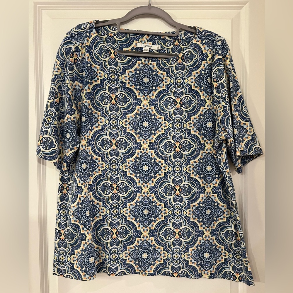 Chico's Blue and Cream Patterned Short Sleeve Top - Like New
